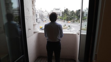 Almeida guarda un minuto de silencio por los fallecidos por coronavirus