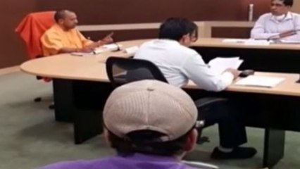 Tải video: Caught on cam: Yogi Adityanath scolds Noida DM, other officials over preparation to tackle Covid-19