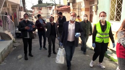 Roman milletvekili Purçu, orkestra eşliğinde gıda paketi dağıttı - İZMİR