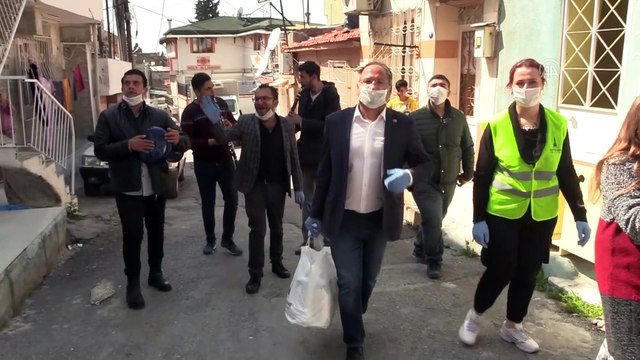 Roman milletvekili Purçu, orkestra eşliğinde gıda paketi dağıttı - İZMİR