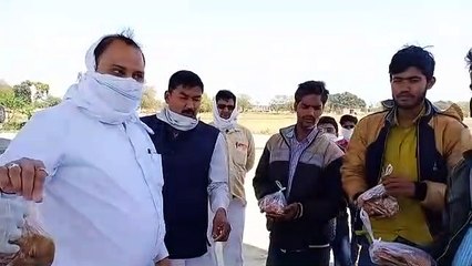 Video herunterladen: प्रयागराज: लॉक डाउन में भूखे प्यासे जरूरतमंद लोगों को किया खाद्य सामग्री का वितरण