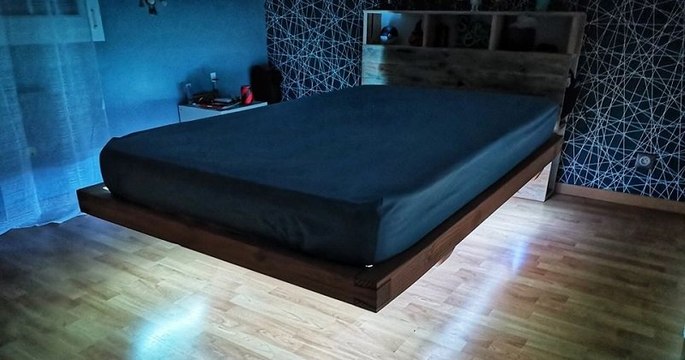 Cet homme a fabriqué un lit en bois qui semble suspendu dans les airs