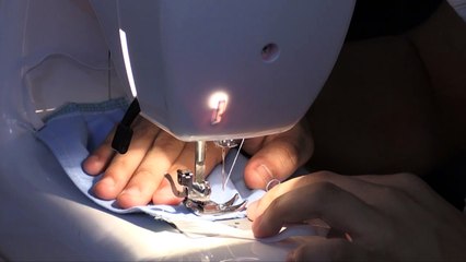 Jóvenes expandilleros cosen mascarillas en Guatemala para enfrentar coronavirus