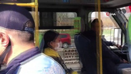 Minibüste Yan Yana Oturan Çift, “Aynı Evde Yaşıyoruz” Dedi