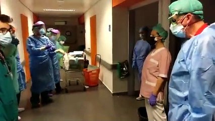 Paciente de 95 años, Pepita, dada de alta hoy en Madrid tras dos semanas hospitalizada. Chapeau!