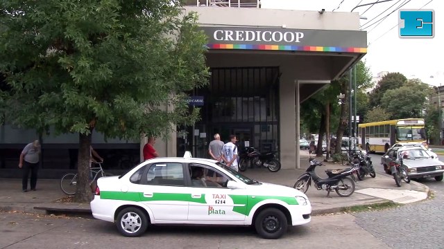 Largas colas, interminable espera y cajeros vacíos