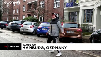 Зарядкой по коронавирусу: тренер в Гамбурге вывел на балконы жителей целого района