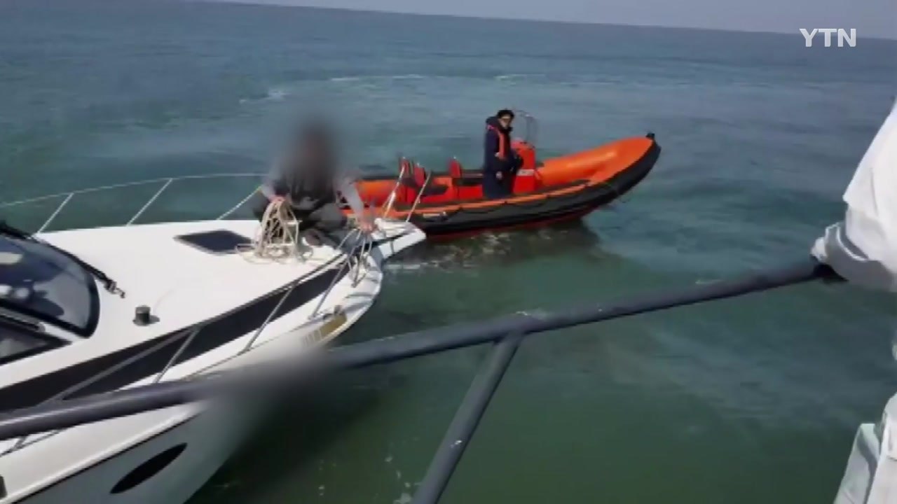 인천 영종도 해상서 레저 보트 고장...7명 구조 / YTN