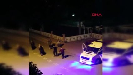 ANTALYA Destek mi, köstek mi? Sokakta "erik dalı" ile oynadılar