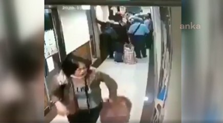 Çinli kadın metroda böyle tükürdü