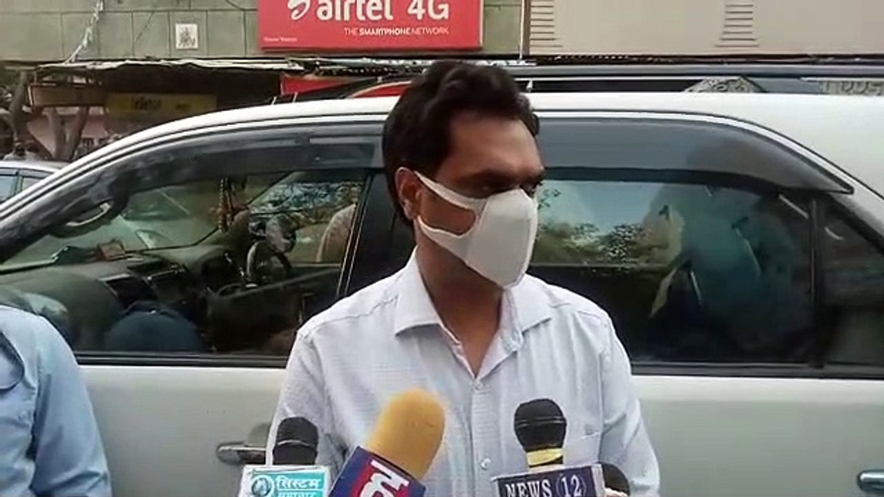 दिल्ली में लॉकडाउन के बीच लोगों ने किया विधायक के ऑफिस का घेराव