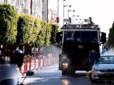 Coronavirus Tunisie الادارة العامة للوحدات التدخل تستخدم معدات تفريق المظاهرات لتعقيم شارع الحبيب بورقيبة