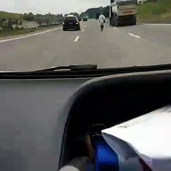 Homem filmado a passear a pé na A1 em Aveiras de Cima