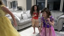 Sophia, Isabella e Alice Vestidas de Princesas Disney -  Rapunzel - Belle e Moana