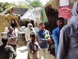 इटावाः शेरपुर में अव्यवस्था के हाल, गरीबों का राशन डकार रहे है डीलर