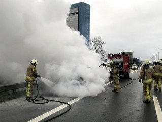 TEM Otoyolunda otomobil alev alev böyle yandı