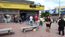 Kolombiya'da koronavirüs önlemleri - Market önlerinde yüzlerce metre kuyruk oluştu