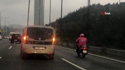 Köprüden geçen motosikletli kuryeye sürücüler kalkan oldu