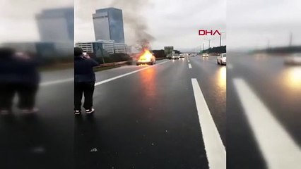 Ümraniye TEM'de otomobil alev alev yandı