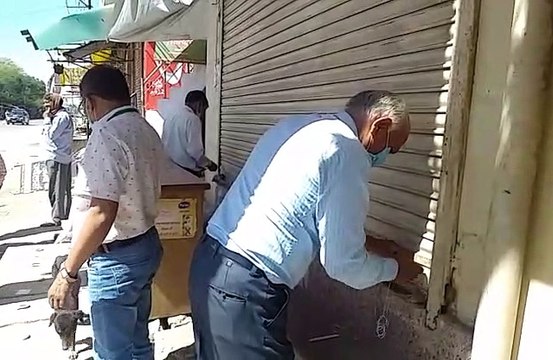 मथुरा: ओवर रेट खाद्य सामग्री बेच रहें युवक की दुकान को किया सील