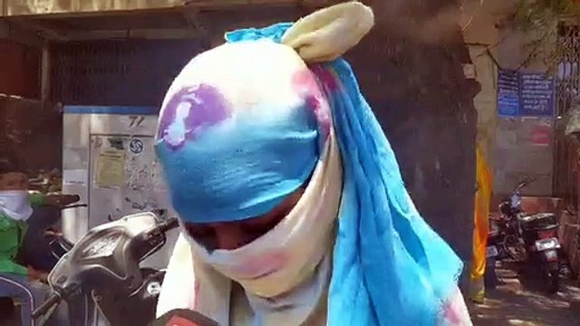 ्ग्वालियर में जनधन खाता धारक बैंकों में सरकार द्वारा दी जाने वाली ५०० रू की सहायता राशि निकालने के लिए पहुंचे