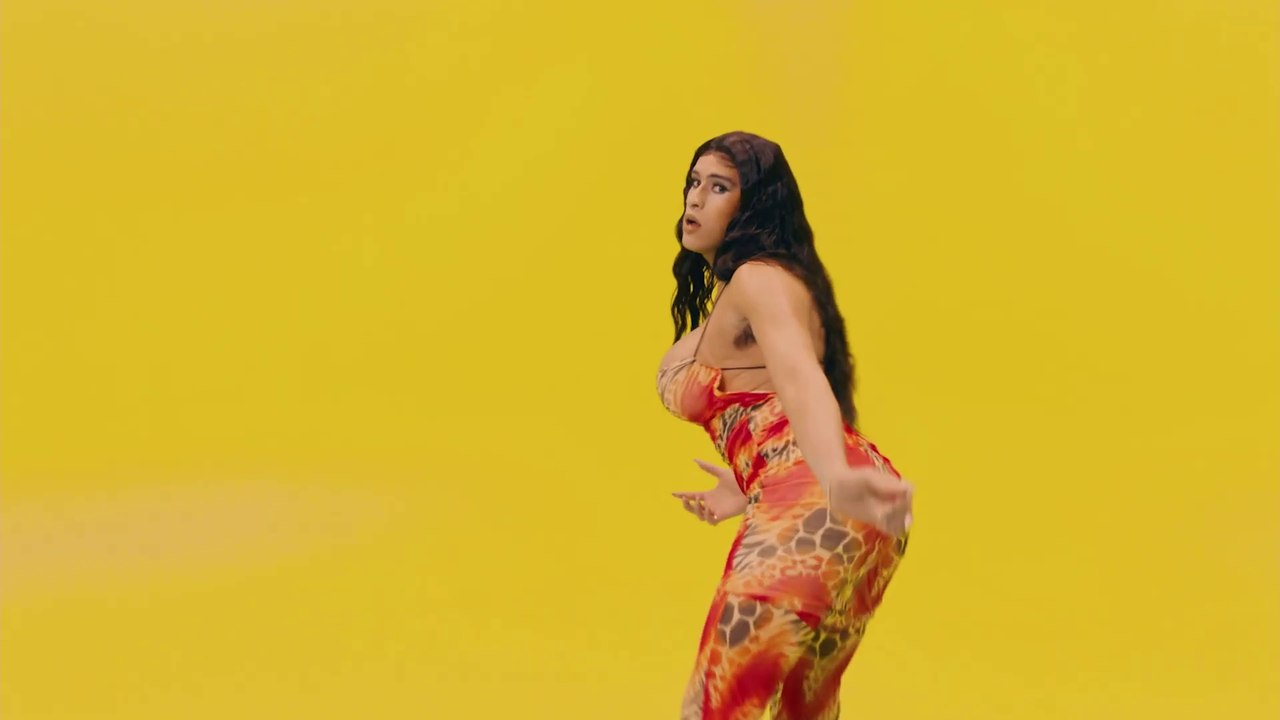 Yo Perreo Sola - Bad Bunny ( Video Oficial )