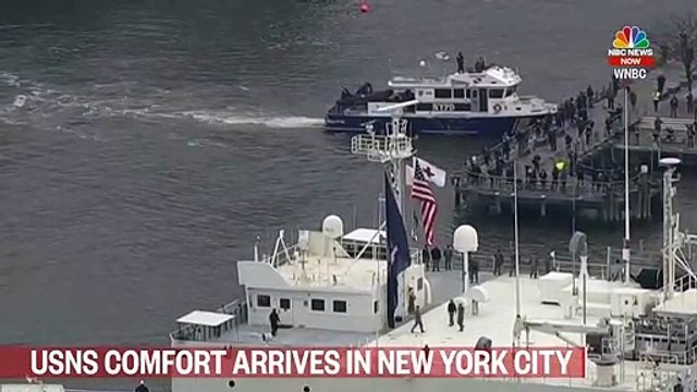 New York a salué cette nuit l'arrivée d'un navire-hôpital militaire de 1.000 lits et 12 blocs opératoires pour permettre décharger les hôpitaux