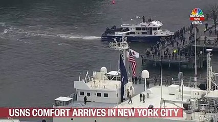 New York a salué cette nuit l'arrivée d'un navire-hôpital militaire de 1.000 lits et 12 blocs opératoires pour permettre décharger les hôpitaux