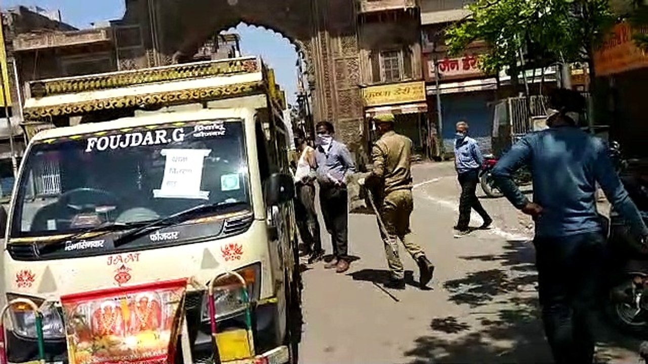 मथुराः सामाजिक संस्थाओं ने किया निर्धन लोगों को भोजन वितरण