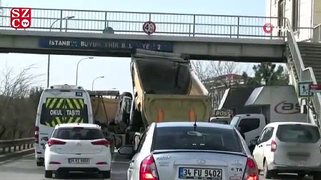 Damperi bozuk olan kamyon üstgeçide takıldı