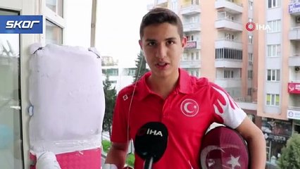 Milli eskrimci antrenmanlarını evinin balkonunda yapıyor