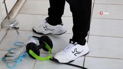 Milli eskrimci antrenmanlarını evinin balkonunda yapıyor