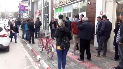 Bankaların mesai saatleri uzun kuyruklar oluşturuyor