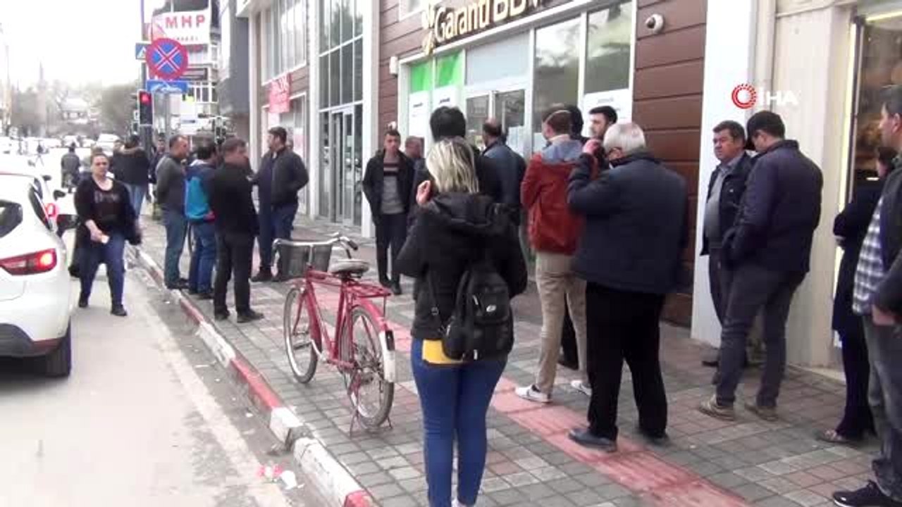 Bankaların mesai saatleri uzun kuyruklar oluşturuyor