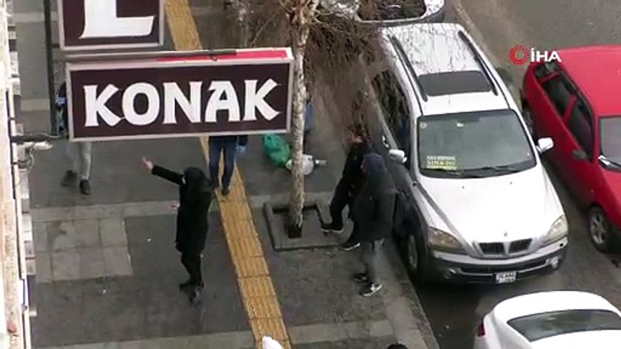 Vatandaş sokakta gördüğü Çinli turisti 112'ye bildirdi; sağlık ekipleri koruyucu giysilerle müdahaleye geldi