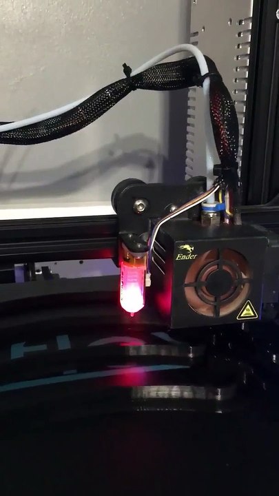 FLORENSAC - Avec ses imprimantes 3D, il fabrique des visières pour protéger les soignants et commerçants