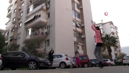İzmir'de evden çıkamayan vatandaşlar müzik eşliğinde balkonda dans etti