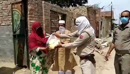 शामलीः मौलाना ने गरीब बेसहारा लोगों को पुलिस के सहयोग से पहुंचाई खाद्य सामग्री