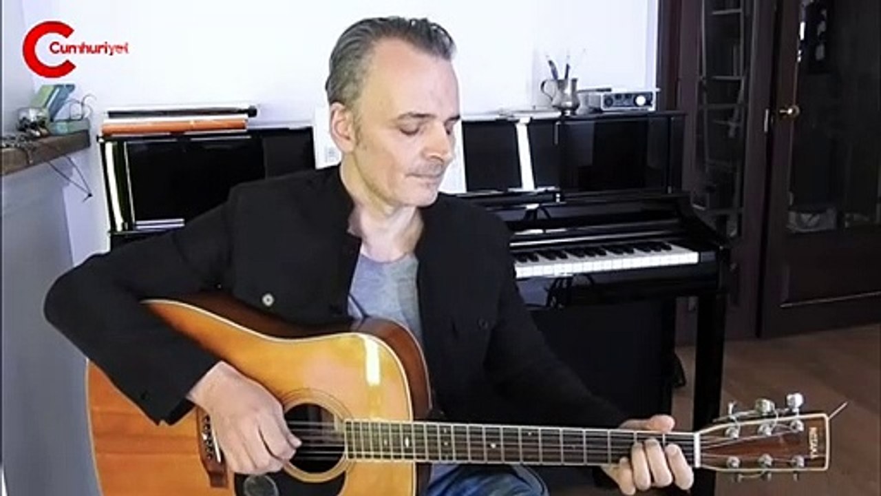 Genç Osman Yavaş "Belli ki uzunca bir süre evdeyiz" deyip şarkı söyledi