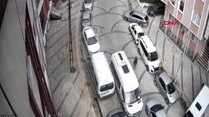 OTOMOBİLLERDEN HIRSIZLIK YAPAN ŞÜPHELİLER KAMERADA