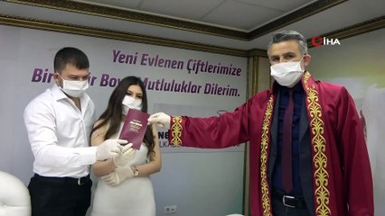 Korona virüsüne karşı tıbbı maske ve eldivenli nikah