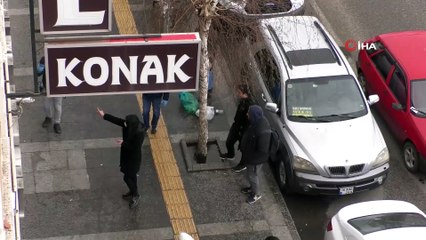 Kars’ta Çinli turist paniğe neden oldu... Vatandaş tedirgin olunca ekipler Çinli turisti gözetim altına aldı