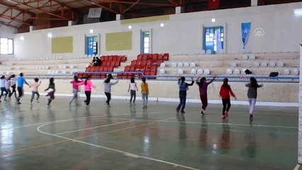 Salon hokeyi Suriyeli Lora'nın mutluluk kaynağı oldu