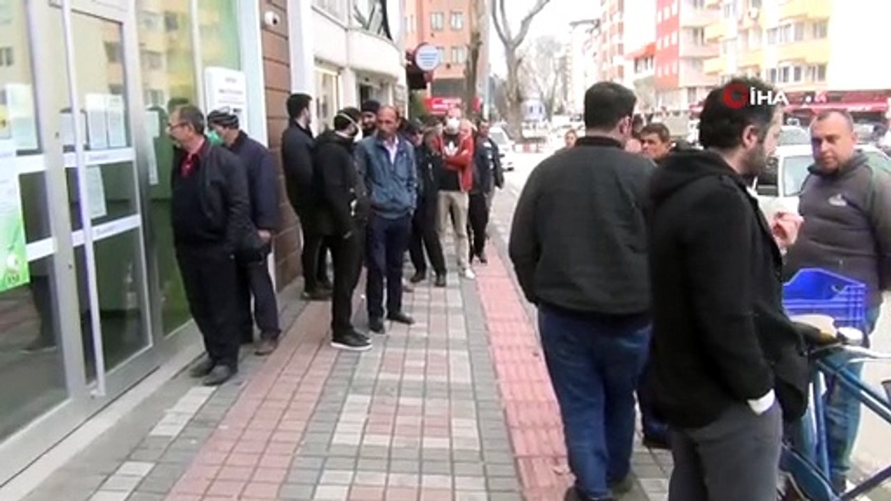 Bankaların mesai saatleri uzun kuyruklar oluşturuyor