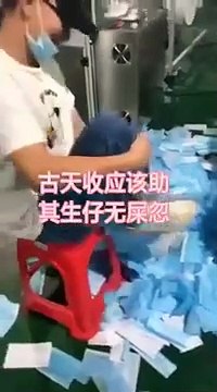 Ce travailleur essuie ses chaussures avec les masques de protection qu’il fabrique.