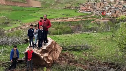Heyelan köy yolunu ulaşıma kapattı