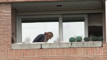 Infanta Elena sale a aplaudir a los sanitarios