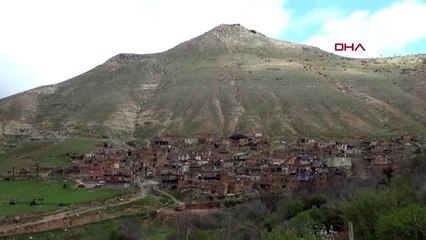 BATMAN Dağdan kopan kaya parçası, köy yolunda ulaşımı durdurdu
