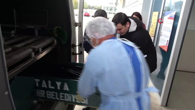 Odasında boğazından silahla vurulmuş halde bulunan genç kızın cenazesini ağabeyi aldı