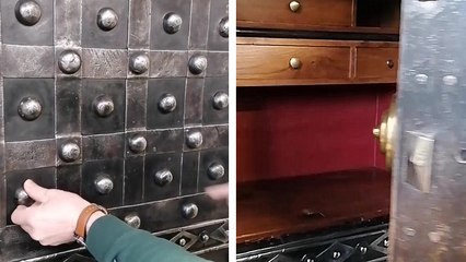 Un coffre fort français ancien avec un système de déverrouillage complexe en 3 clés
